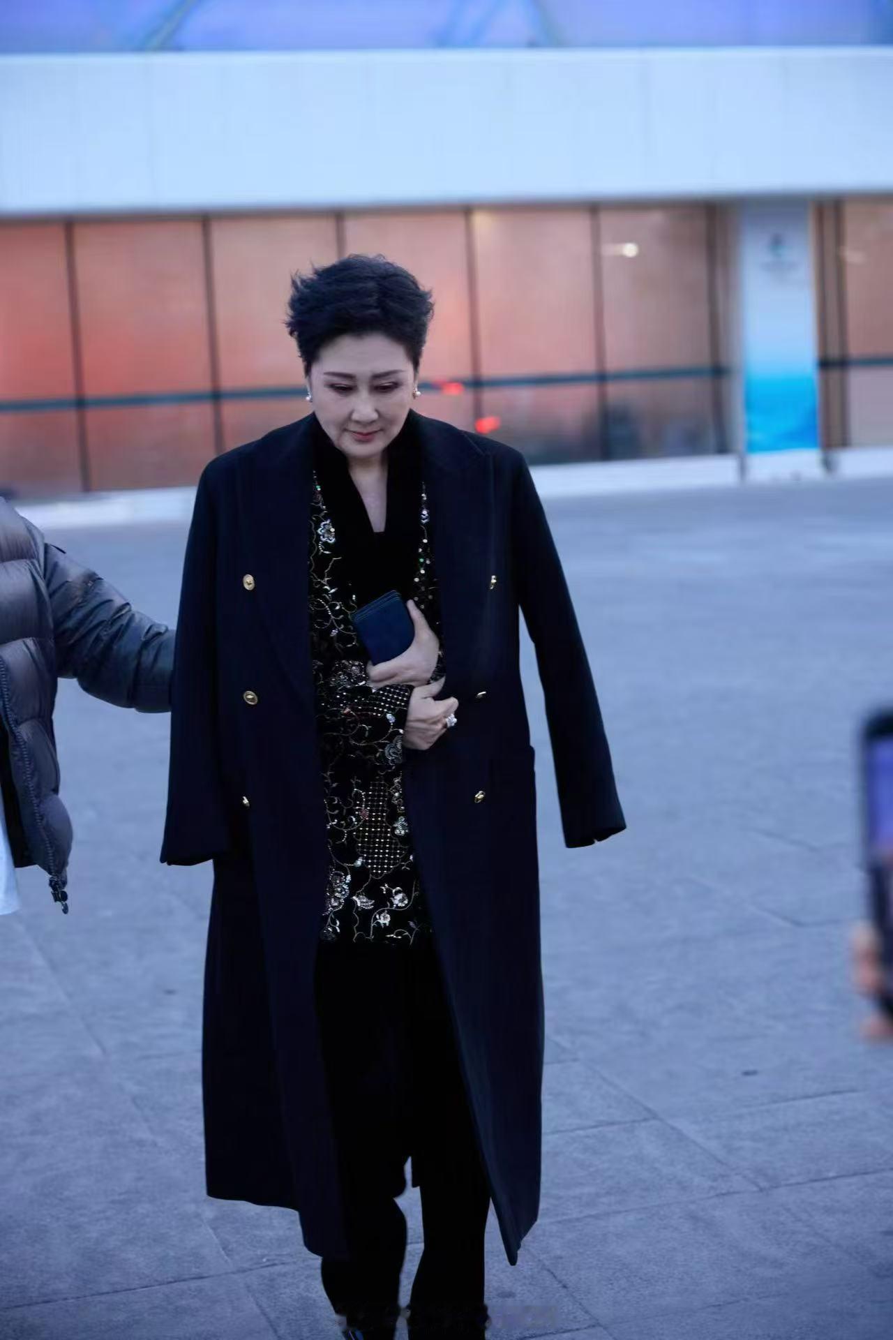 张凯丽百花迎春路透 我的天！张凯丽老师状态太好了吧！这个皮肤嫩的哇，气场也很强！