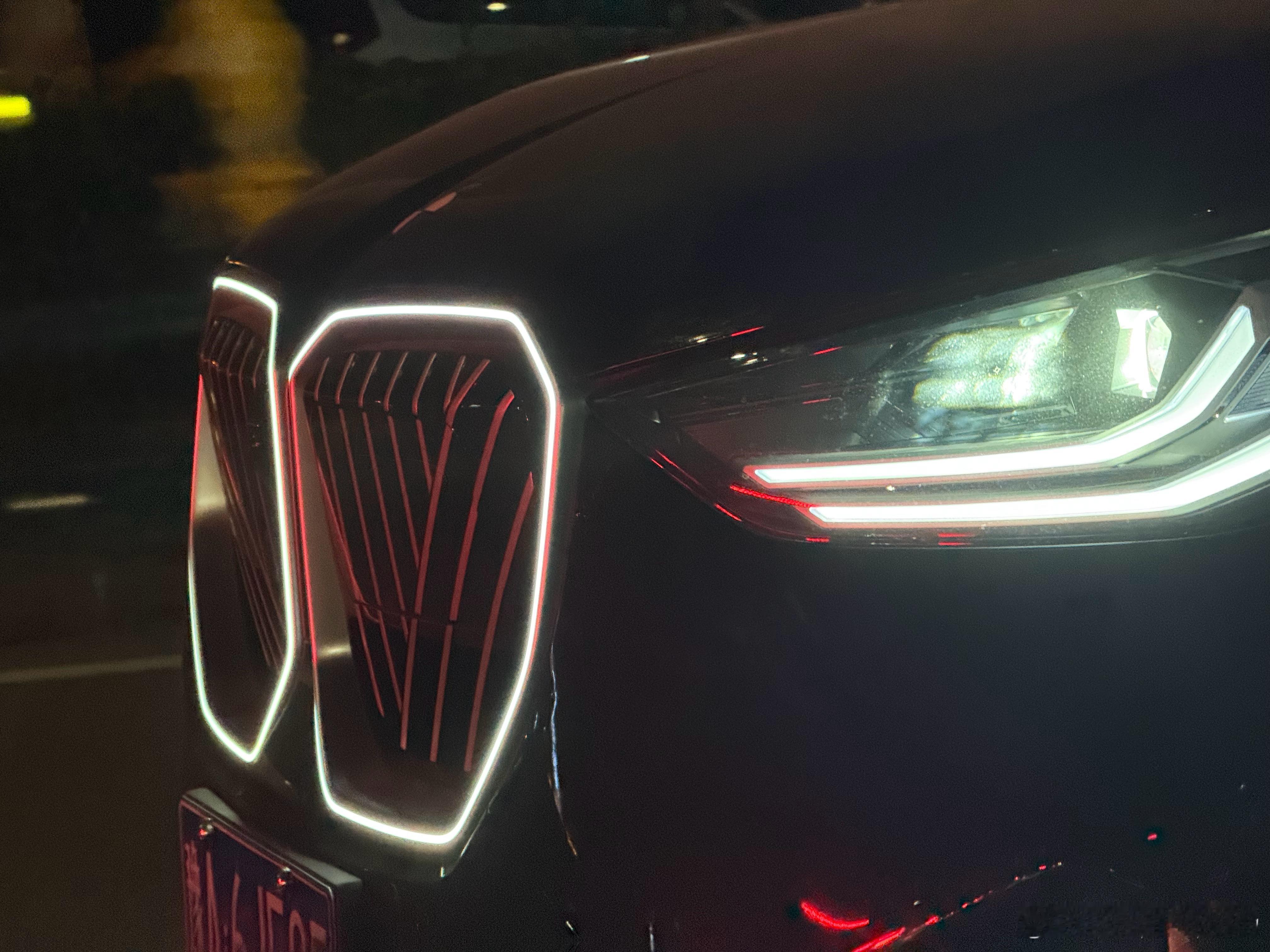 宝马这个新前脸我看习惯之后觉得这个灯带还是挺好看的！类似的设计还有马自达的电动车