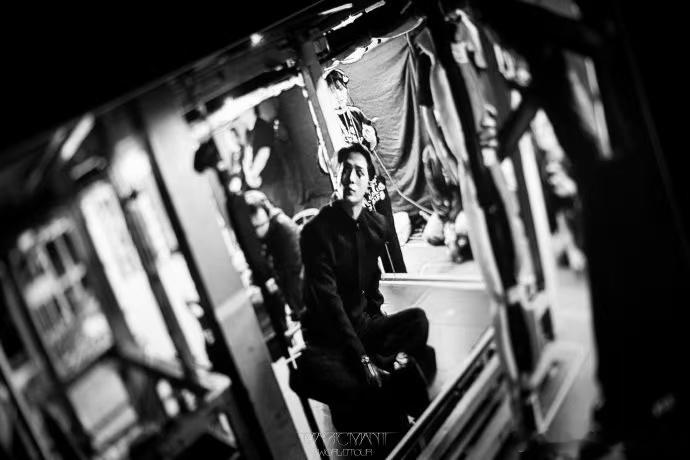 王嘉尔让菲律宾疯狂的男人 王嘉尔在马尼拉延伸台上停留互动时，周边观众纷纷举起手机