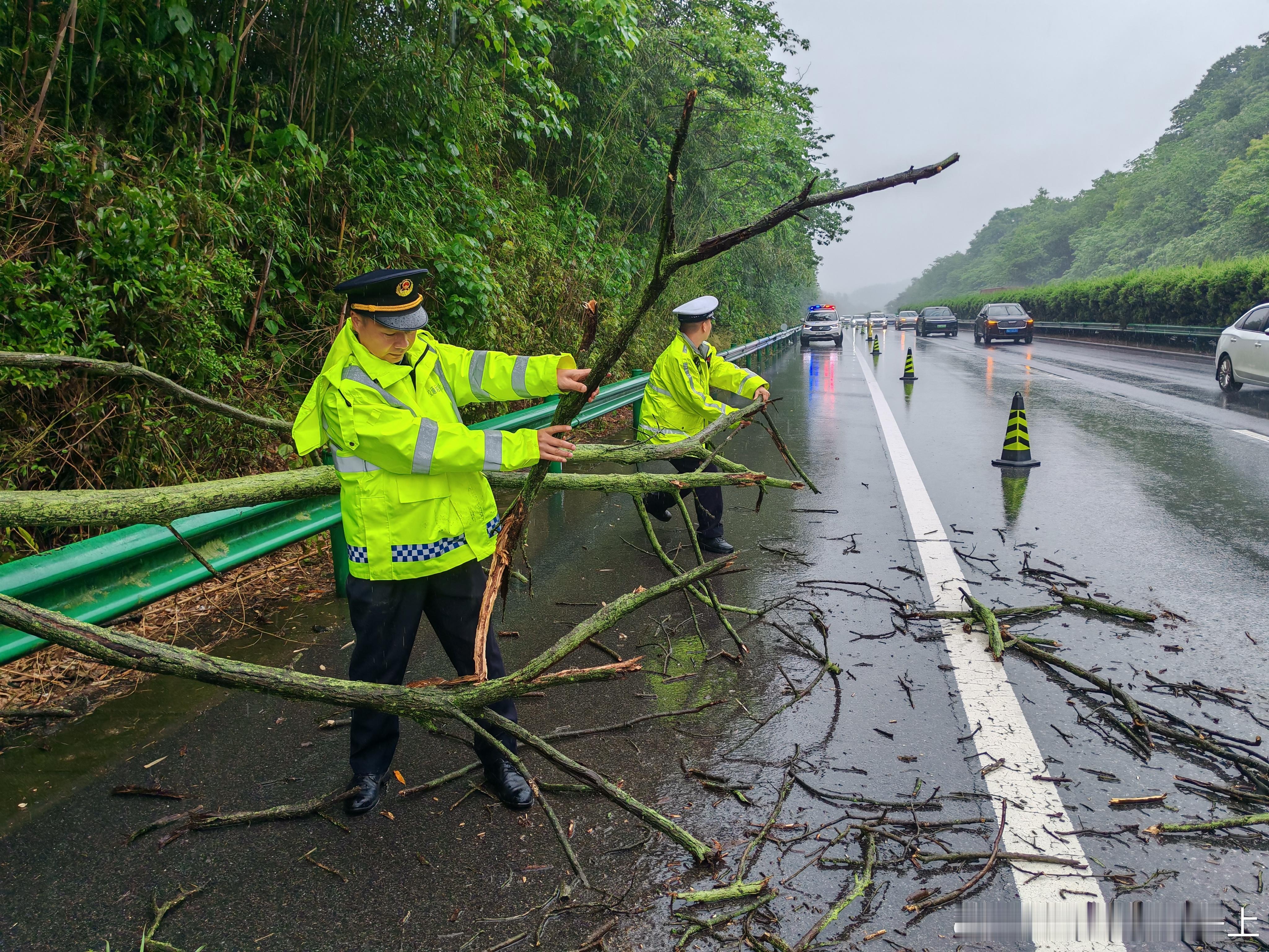 948快讯湖北交通执法 雨中路警联动清障 守护高速平安畅通5月2日，受降雨影响，