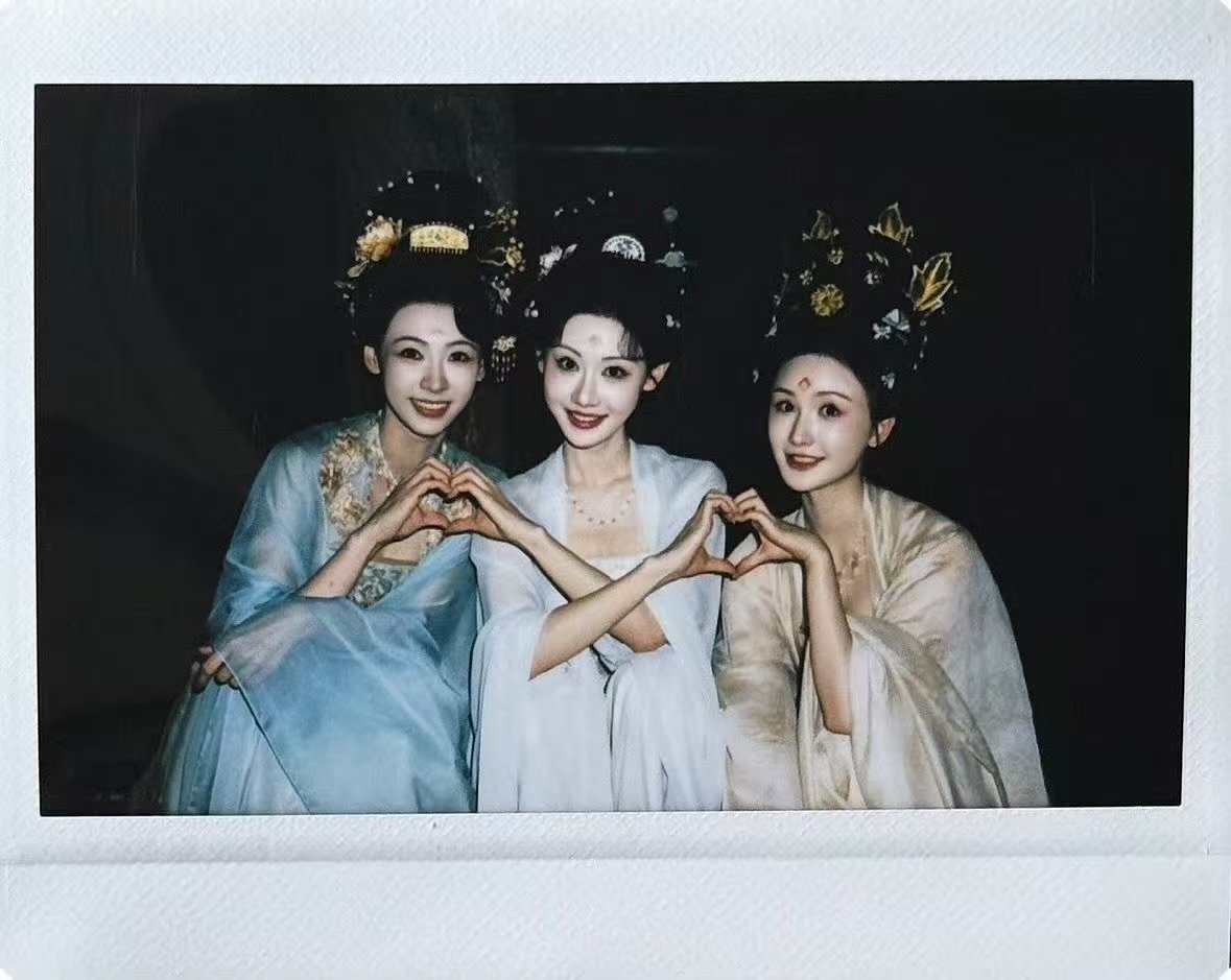 唐宫奇案壁上花女孩们的拍立得唐宫奇案壁上花群像平时时空的壁上花女孩们 