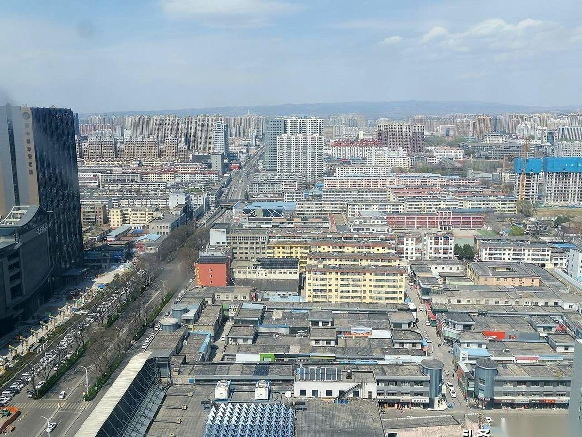 那个墙上画着红圈圈、写着“拆”字的时代，过去了。
彻彻底底，过去了。
一夜暴富的