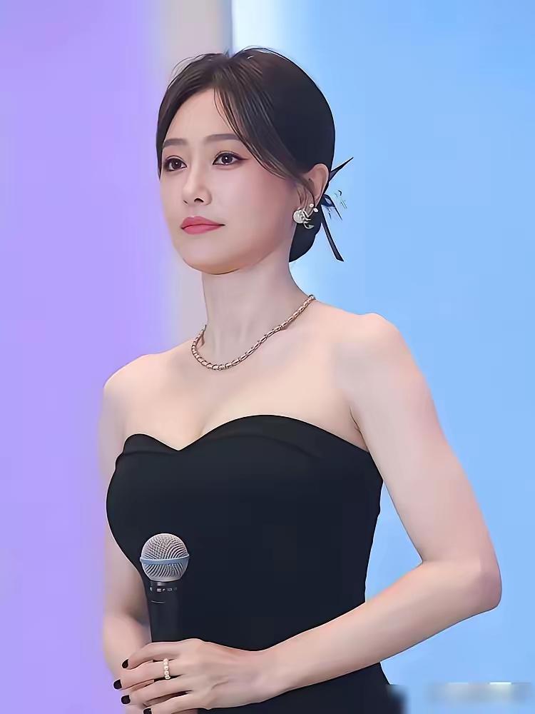 秦岚
堪称整容界的标杆
无疑是极为成功的范例
早期作品中
她的脸型稍显方正
后期