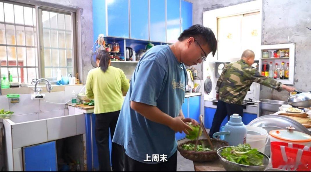 遭遇虫卵投喂30年这种以爱为名的投喂太窒息了。突然想起自己回老家，被硬塞各种奇怪