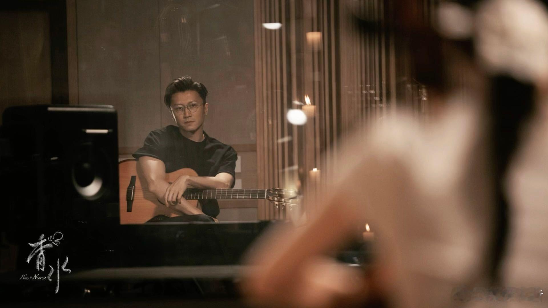 谢霆锋欧阳娜娜合作曲香水谢霆锋和欧阳娜娜合作曲重编版《香水》即将上线！回忆杀+梦