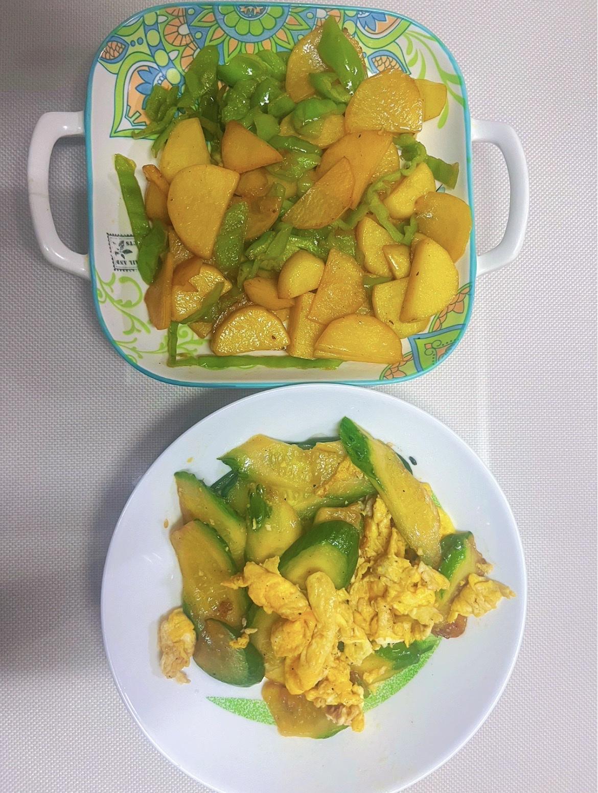 晚上青椒土豆片，黄瓜炒蛋