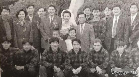 还记得中国足坛最具影响力的婚礼么？范志毅的第一任妻子叫李倩，是一名空姐，自然飞机