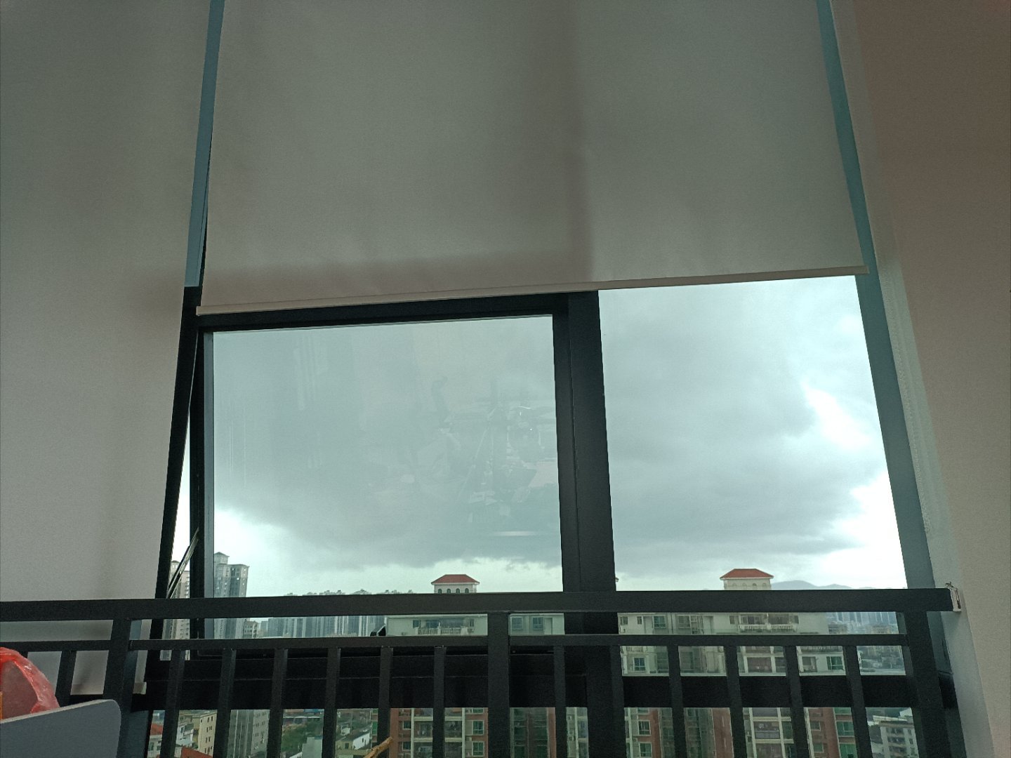 卧槽，现在突然发现外面黑了！！！又要下暴雨了… ​​​