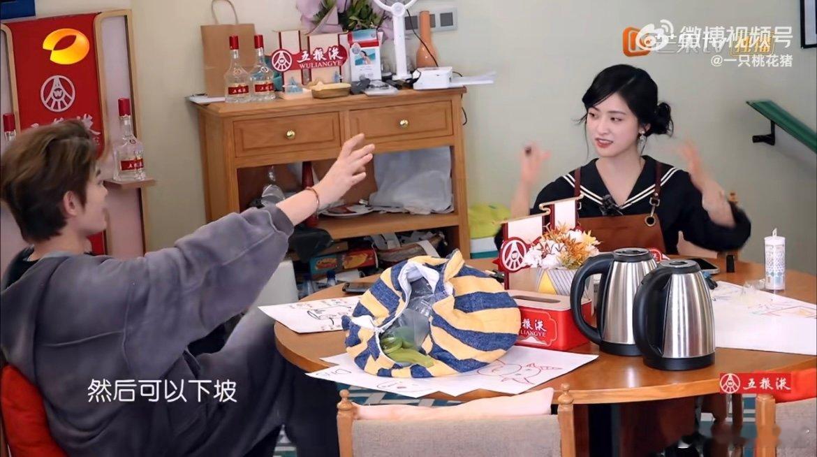 沈月滑板少女中餐厅名场面 原来沈月不仅长得甜，玩滑板也这么厉害！中餐厅又让我们看