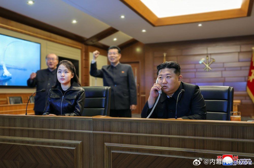 据朝中社报道，金正恩在“崔贤”号驱逐舰上观摩了战略巡航导弹试射。 