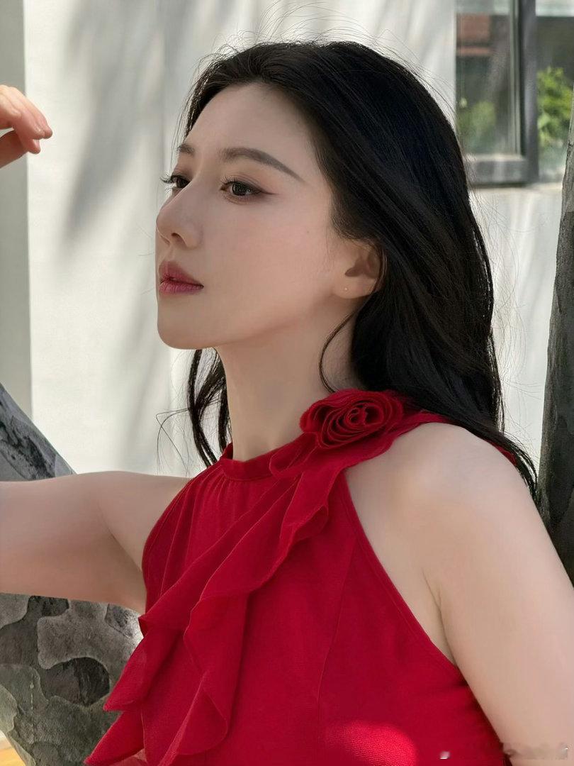 任嘉伦对王鹤润的脸下手了 任嘉伦贴的王鹤润喜感拉满。王鹤润无奈又好笑的反应好甜，