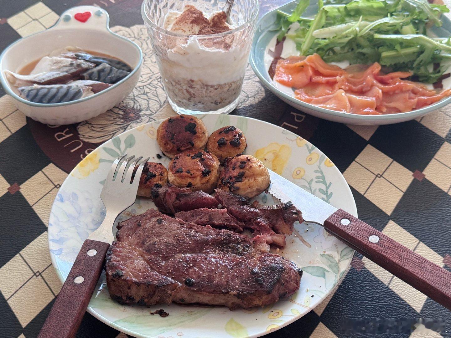 继续坚持健康饮食。自己做饭最忌讳的就是“灵机一动”，本该放整瓣大蒜却放了切好的蒜