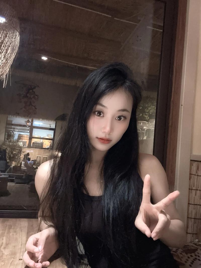 我真的喜欢上了一个大哥哥，
我也愿意相信，他对我是真心的。
 
可我心里比谁都清