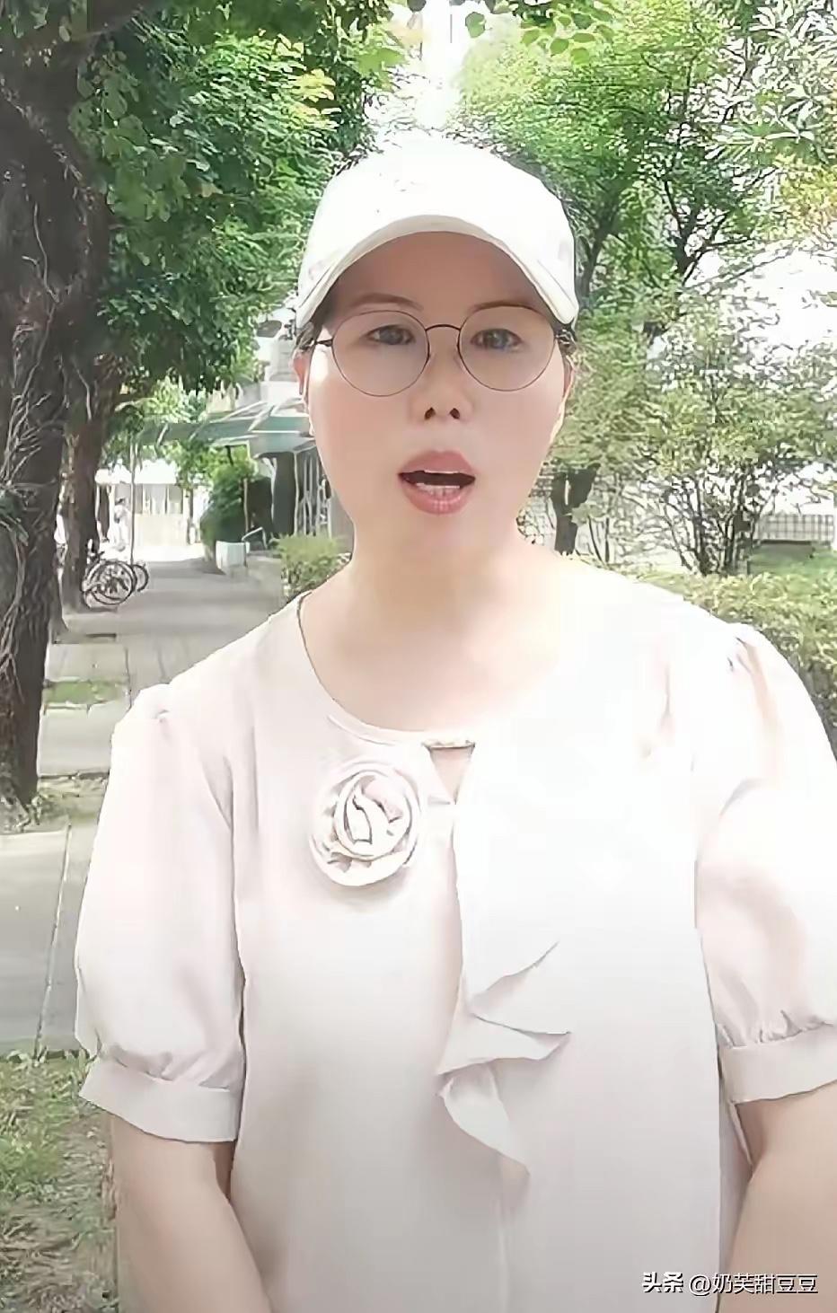 小杨阿姨，真的是变了很多，她刚认识小菲家的人的时候，从不会到，会了很多，整个人也
