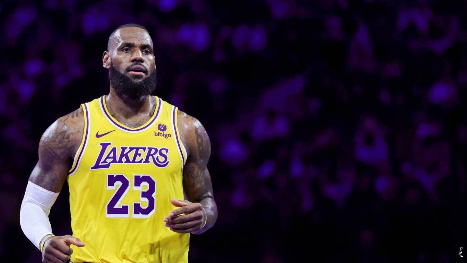#詹姆斯为自己戴上王冠##nba# 4月1日，愚人节，勒布朗-詹姆斯没开玩笑。在