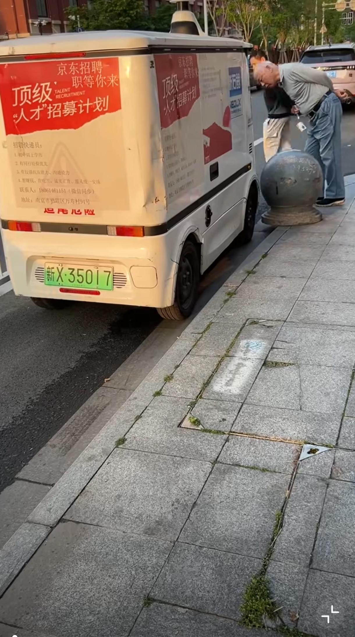 无人驾驶还需要完善，不然这傻乎乎的家伙就卡这里了[吐舌]明显这个石墩的问题，超过