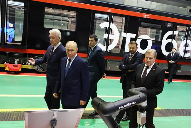 1月16日，普京现身莫斯科阿明尼耶沃地铁车库，现场看的是“无人驾驶交通”的展示，