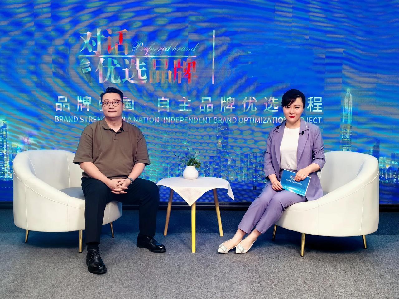 采访某户外设备公司，主做红外夜视仪。用这个望远镜可以在伸手不见五指的深夜，看清、