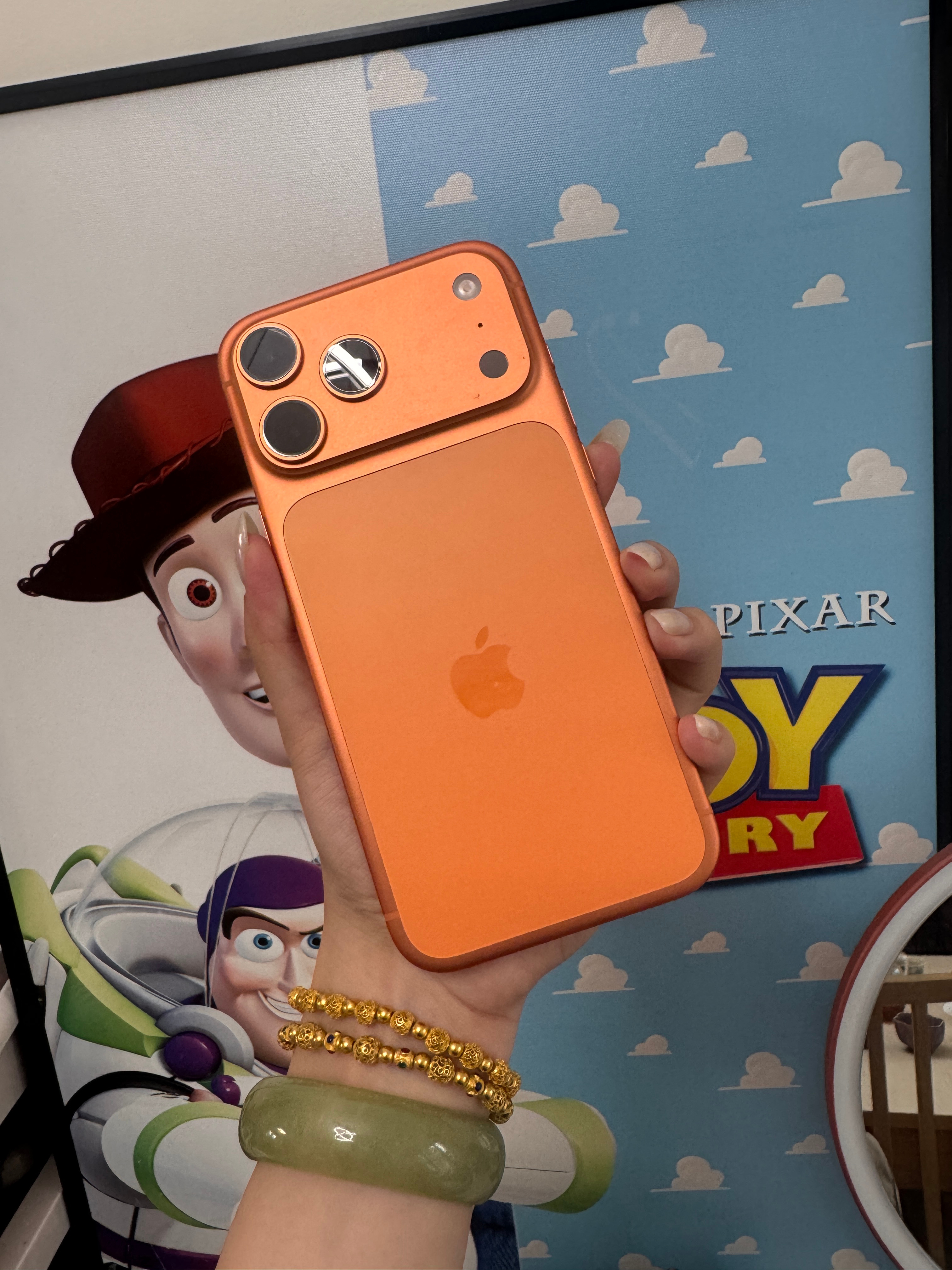 我麻麻说我的新手机太丑了！！！朋友们，苹果iPhone17 橙色，真的有那么丑吗