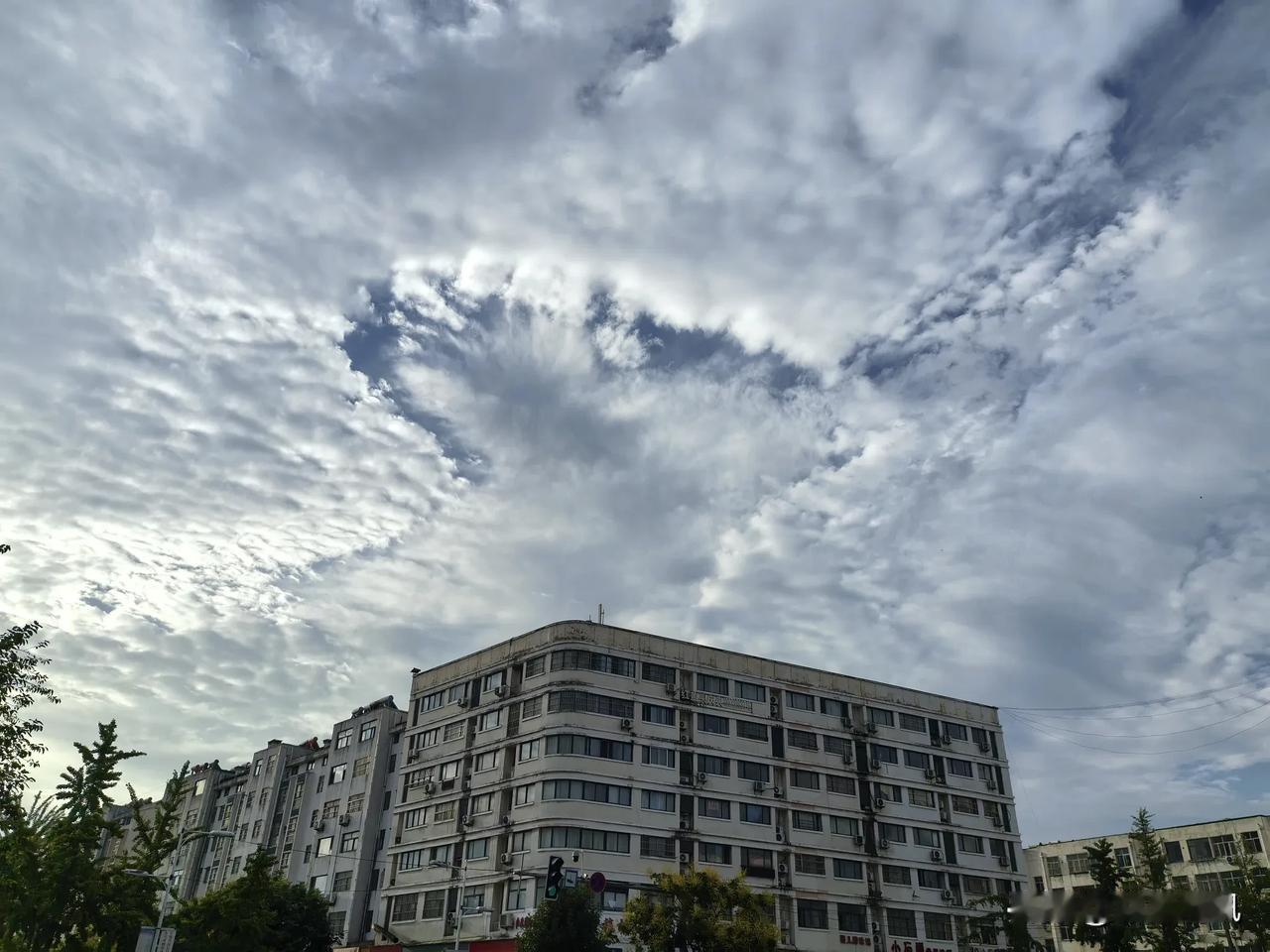 今天是四叔举办喜得孙子的喜宴，我九点多就带全家回老家。今天我负责记喜礼账。
酒宴