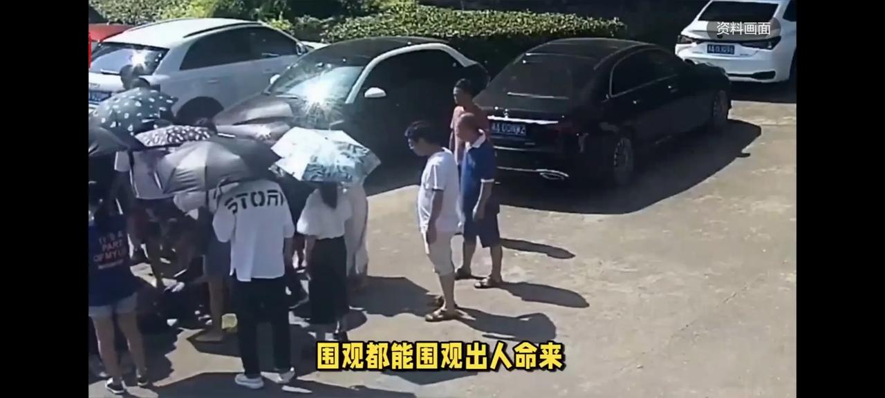 好奇害死猫，香港一男子围观路人斗殴被打身亡。他就因为在人群中多看了歹徒一眼，歹徒