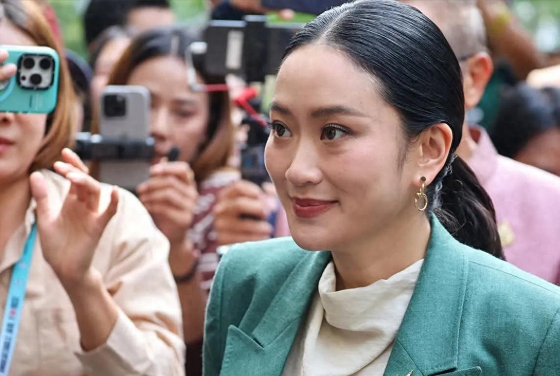 佩通坦上台不到1年，一通电话终招来“下台之祸”！今日突然被裁定暂停总理职务，洪森
