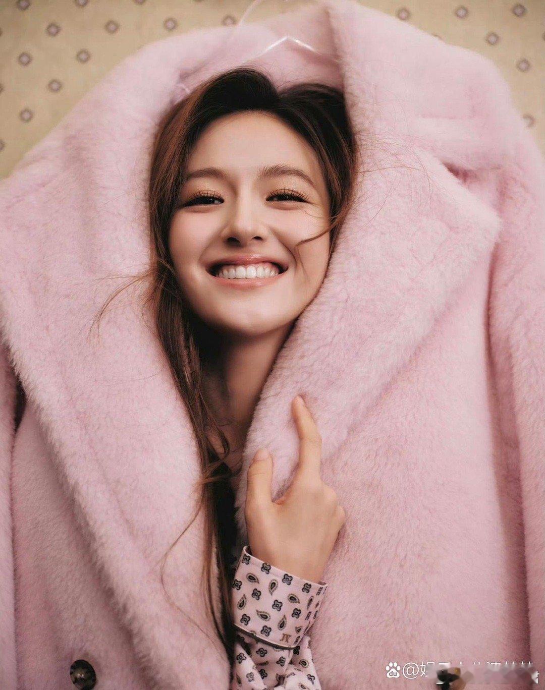 李兰迪怎么美成这样李兰迪怎么美成这样！大波浪卷发搭配粉色大衣，松弛感拉满的甜妹，