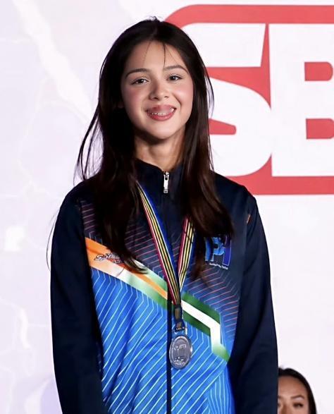 真讽刺！一个21岁的姑娘，45.7公斤的体重硬生生拉起140公斤，拿了世锦赛银牌