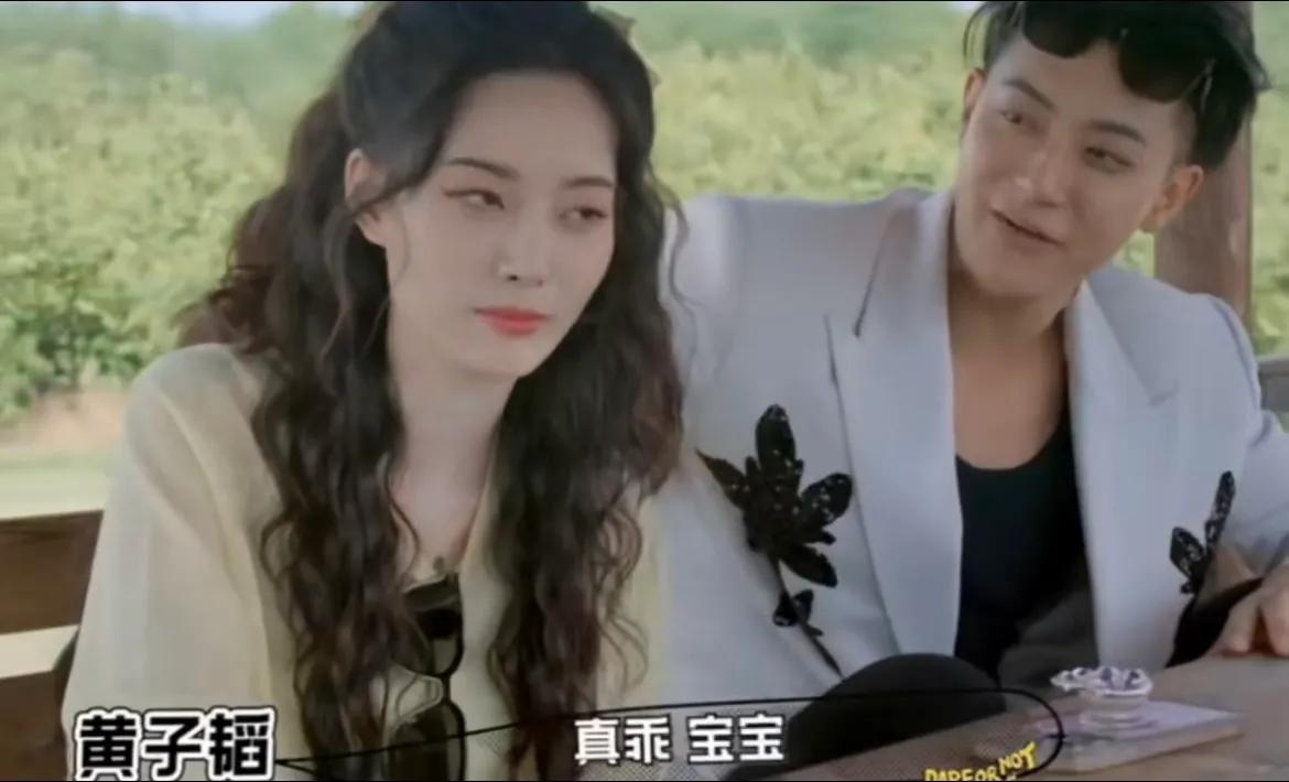 黄子韬这句：“真乖，宝宝。”直接把向佐给干沉默了。

此时向佐用一万个假动作来掩