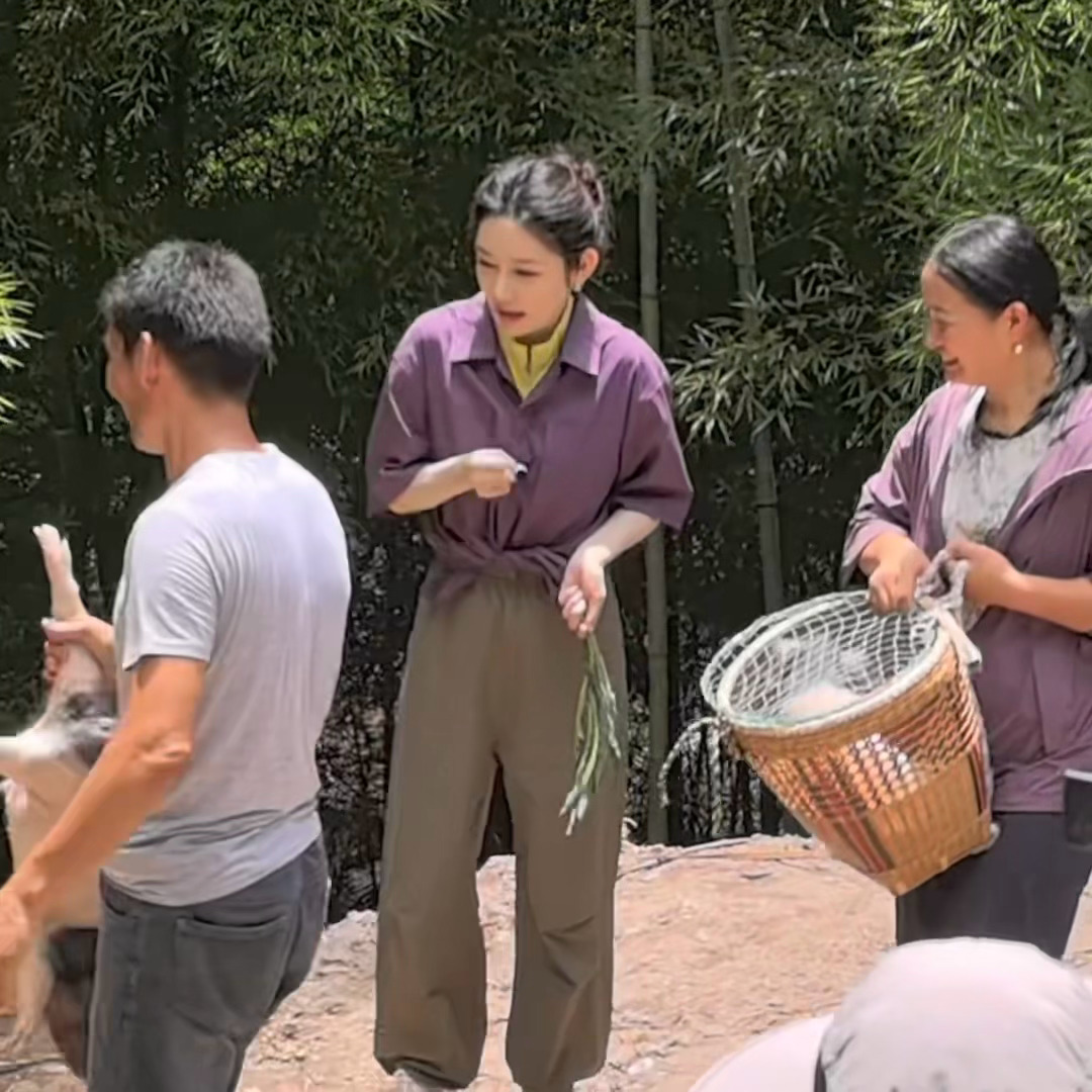 董宇辉抓猪惊呆龙洋寻味山海 董宇辉的“猪语”还没说完，小猪就撅着屁股跑了，龙洋在