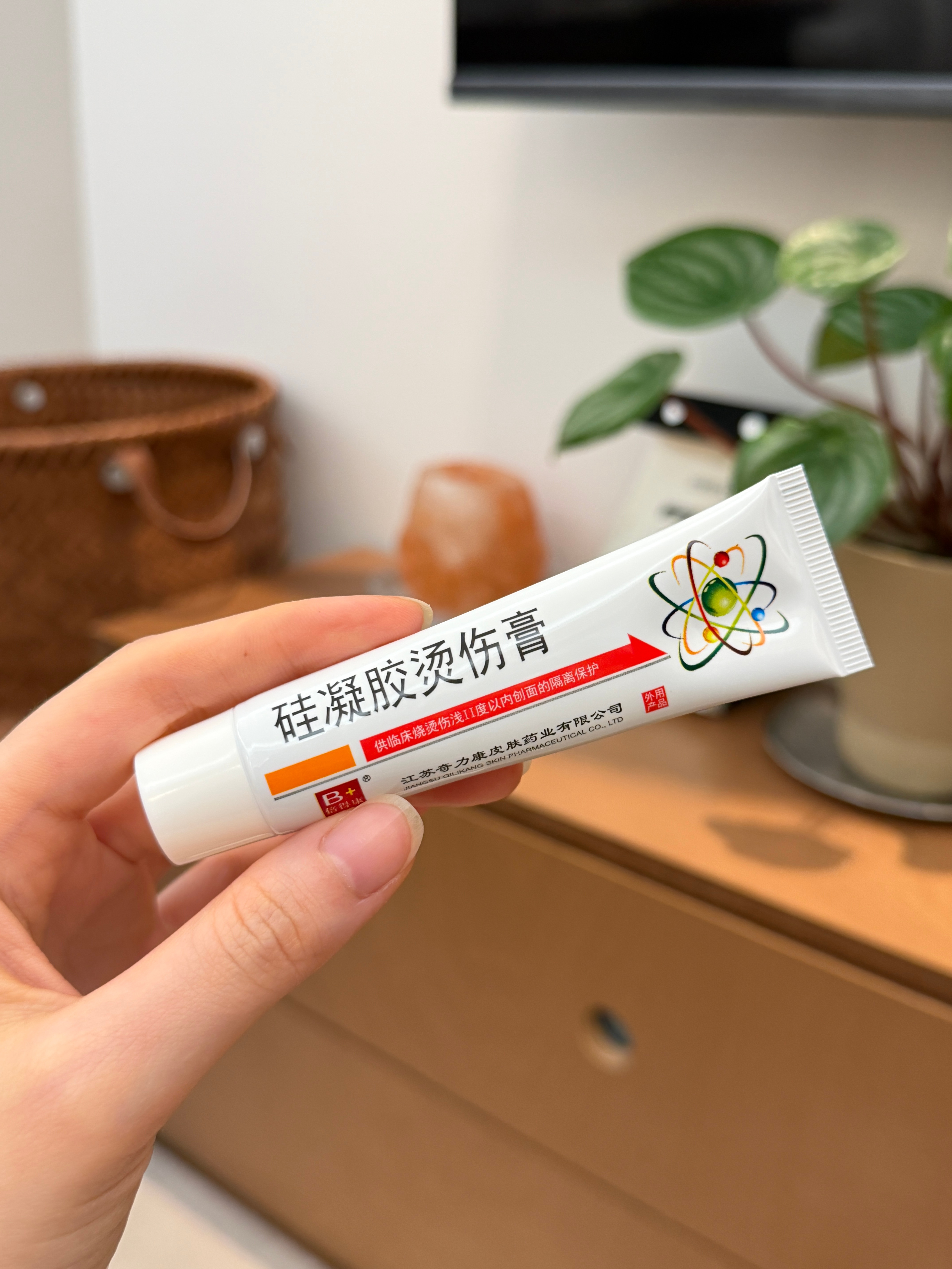 家中常备烫伤膏 可以在药店买这个 比传统那种油乎乎的烫伤膏好用涂上凉感很强 能缓
