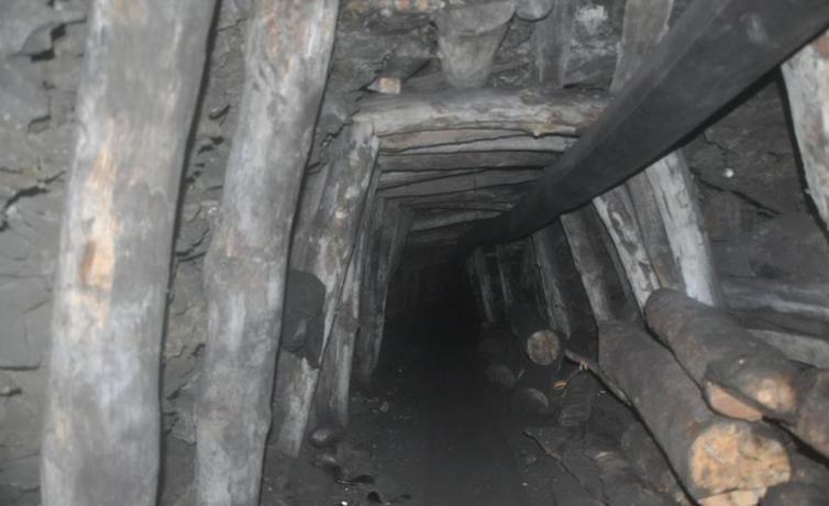 渣滓洞2007年被洪水摧毁，工作人员意外发现地下洞穴，洞中物品揭露被掩埋的深沉历