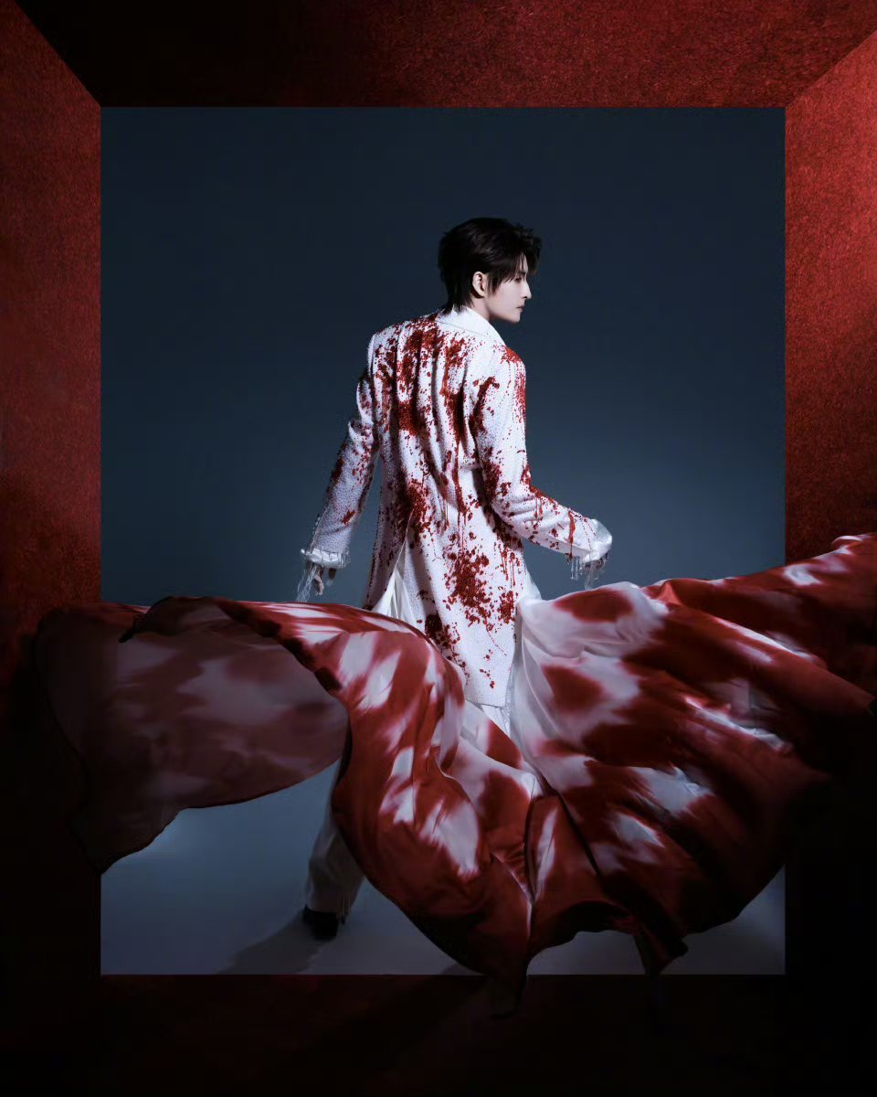 张远回应自己手小抓财张远被粉丝发现手小塞不满手套，当场在线挽尊，手小抓财这个理由