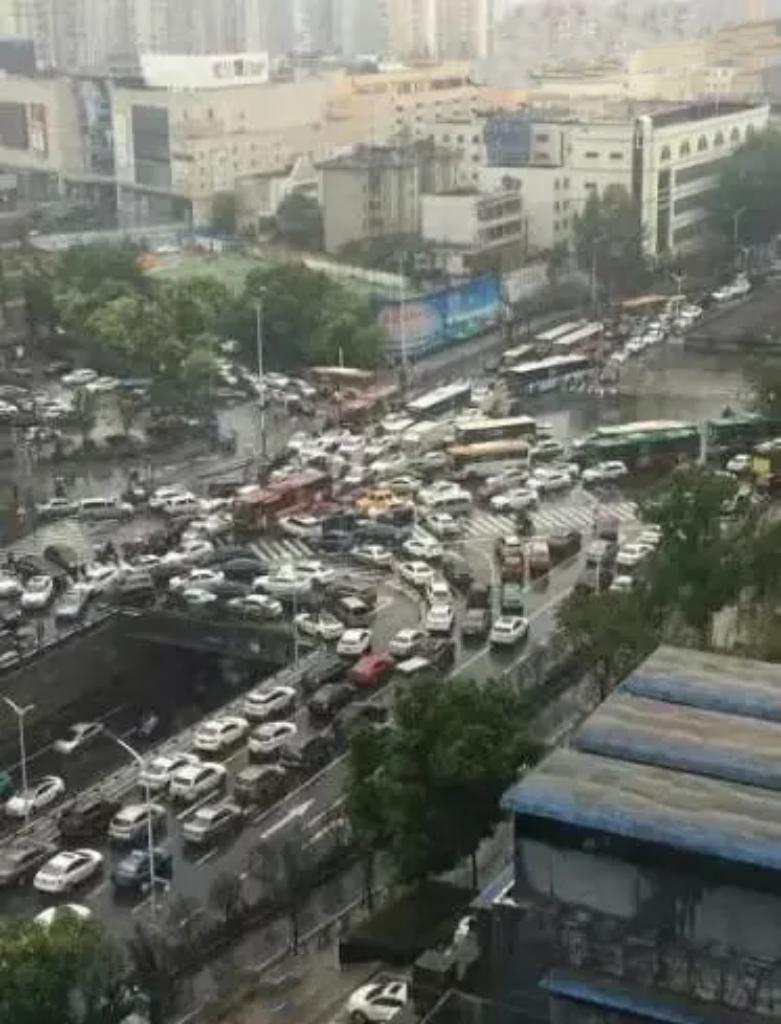 元旦假期，兴平交通拥堵问题凸显。西安绕城高速兴平段、连霍高速兴平—兴平西段等主干