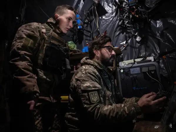 俄乌战争，顿涅茨克地区康斯坦丁尼夫卡交战前线

画面中，一位操作员坐在设备前，目