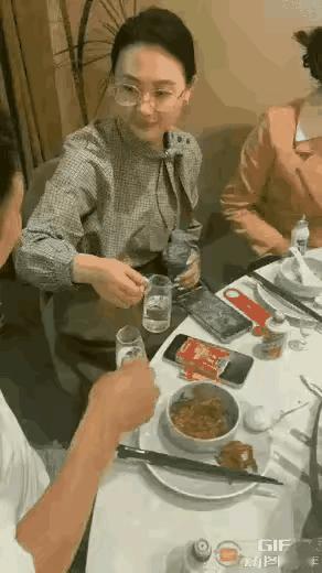 问大家一个问题
到底是喝白酒的时候多喝水更好？
还是光喝白酒不喝水更好呢？