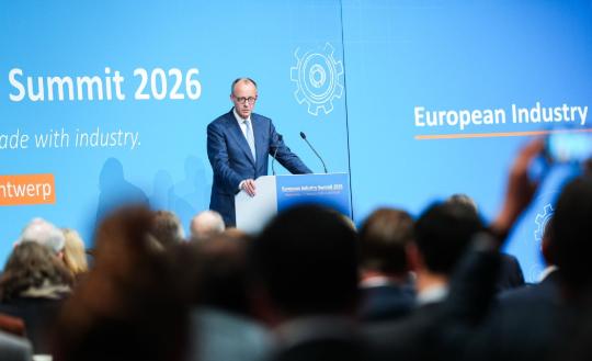 德国总理默茨今天在欧洲工业峰会上发言说：“中国在短短几个月内建成了世界上最大的太