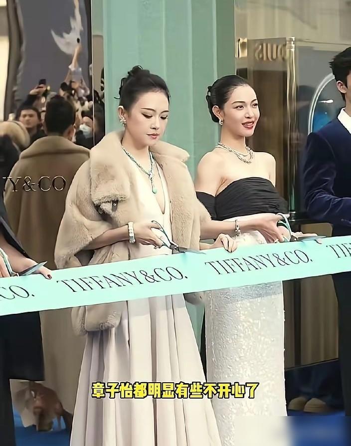 上周三里屯蒂芙尼开幕，瓜比闪光灯还快。
 
章子怡稳站C位。全球代言人加国际影后