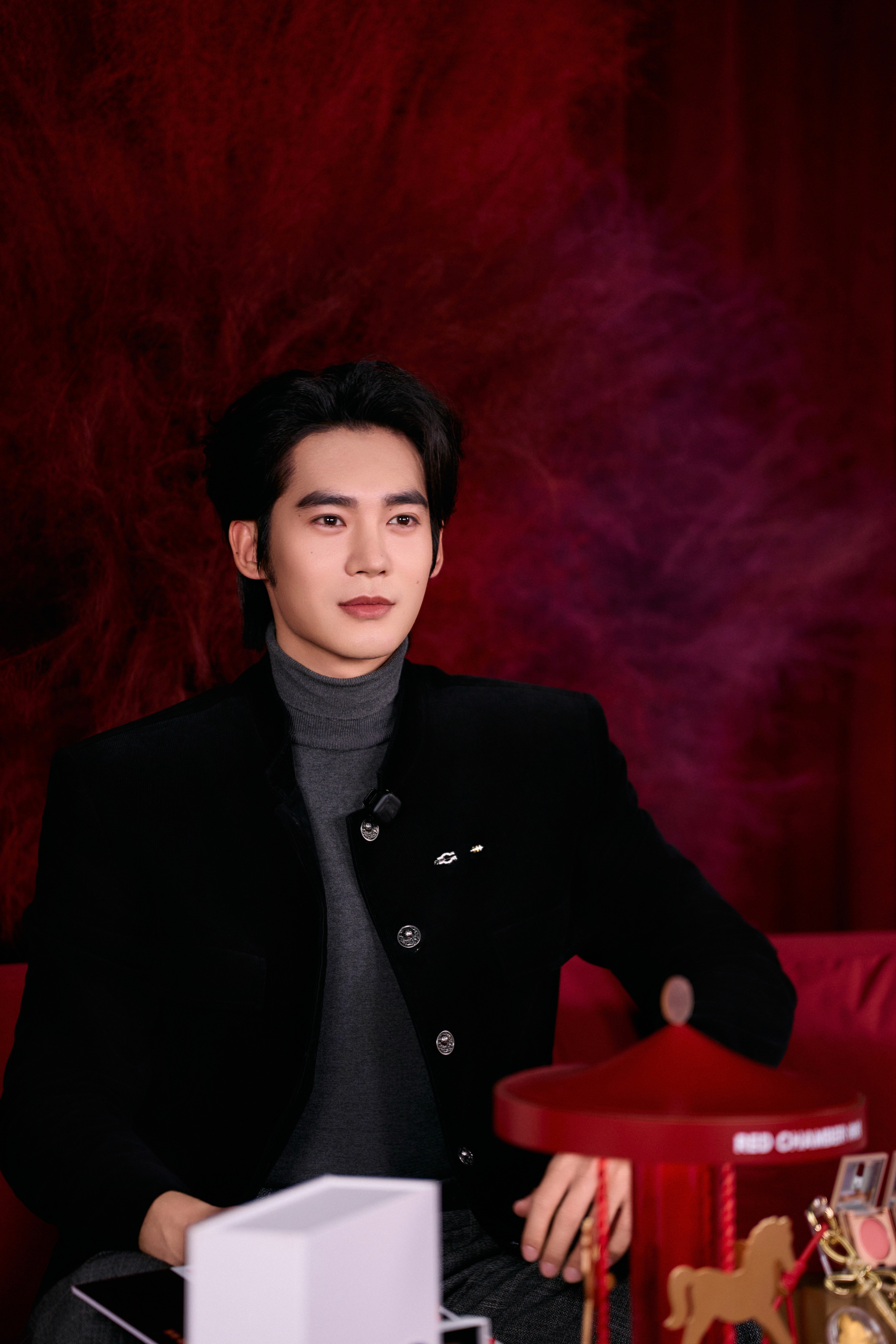 于适 × RED CHAMBER 直播大片，品牌代言人一袭灰色高领衫搭配纯黑夹克