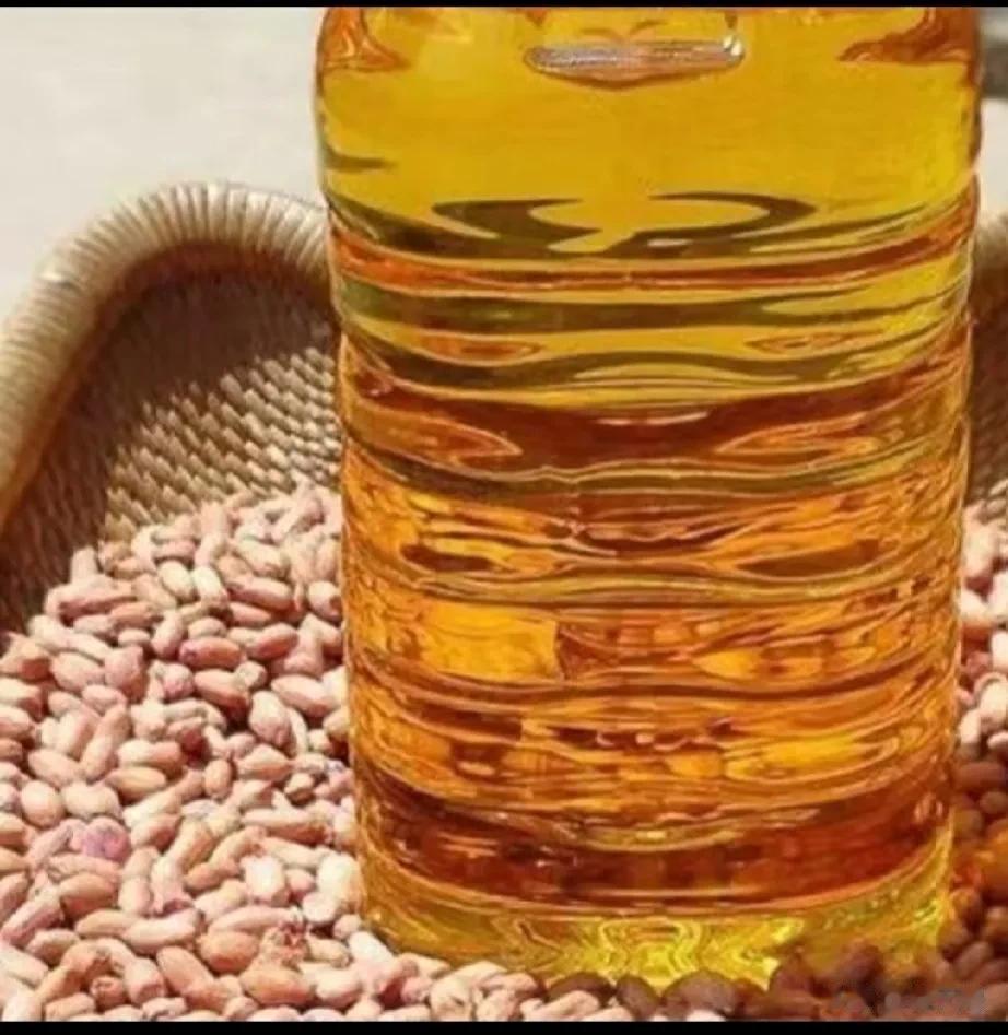 花生油。
原先吃过感觉很有花生香，跑遍商超都有菜仔油葵花籽油等，而最多的是玉米油