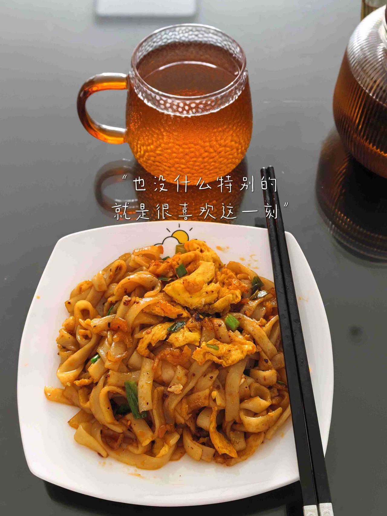 早午餐发一个～也没有什么特别多，就是喜欢很这一刻
中午老张一个人吃菜饭
我吃虾干