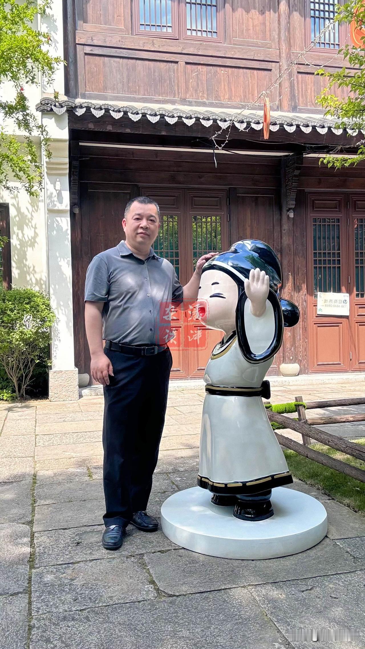 阳光下的白发，自己是真的老了……
光阴似箭，岁月如梭，
沧海桑田，时光一去不复返
