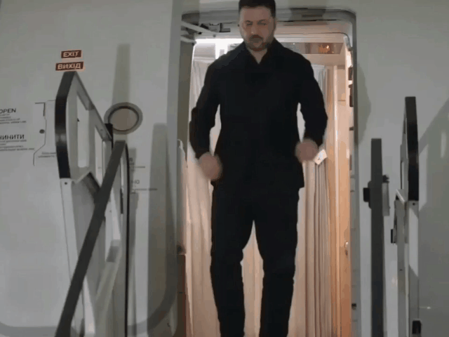 乌克兰总统泽连斯基结束布鲁塞尔欧盟峰会行程后很快抵达波兰，下飞机这气势很霸气，布