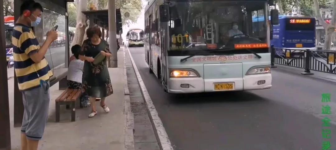 三站路五分钱，全程二毛。洛阳1路，从西关晃到涧西谷水西，17站。

夏天汗衫贴背
