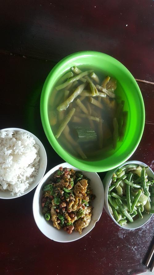 我老婆一个月赚3000，我还给她1000，结果三个孩子带不好，家务也干不好，做饭