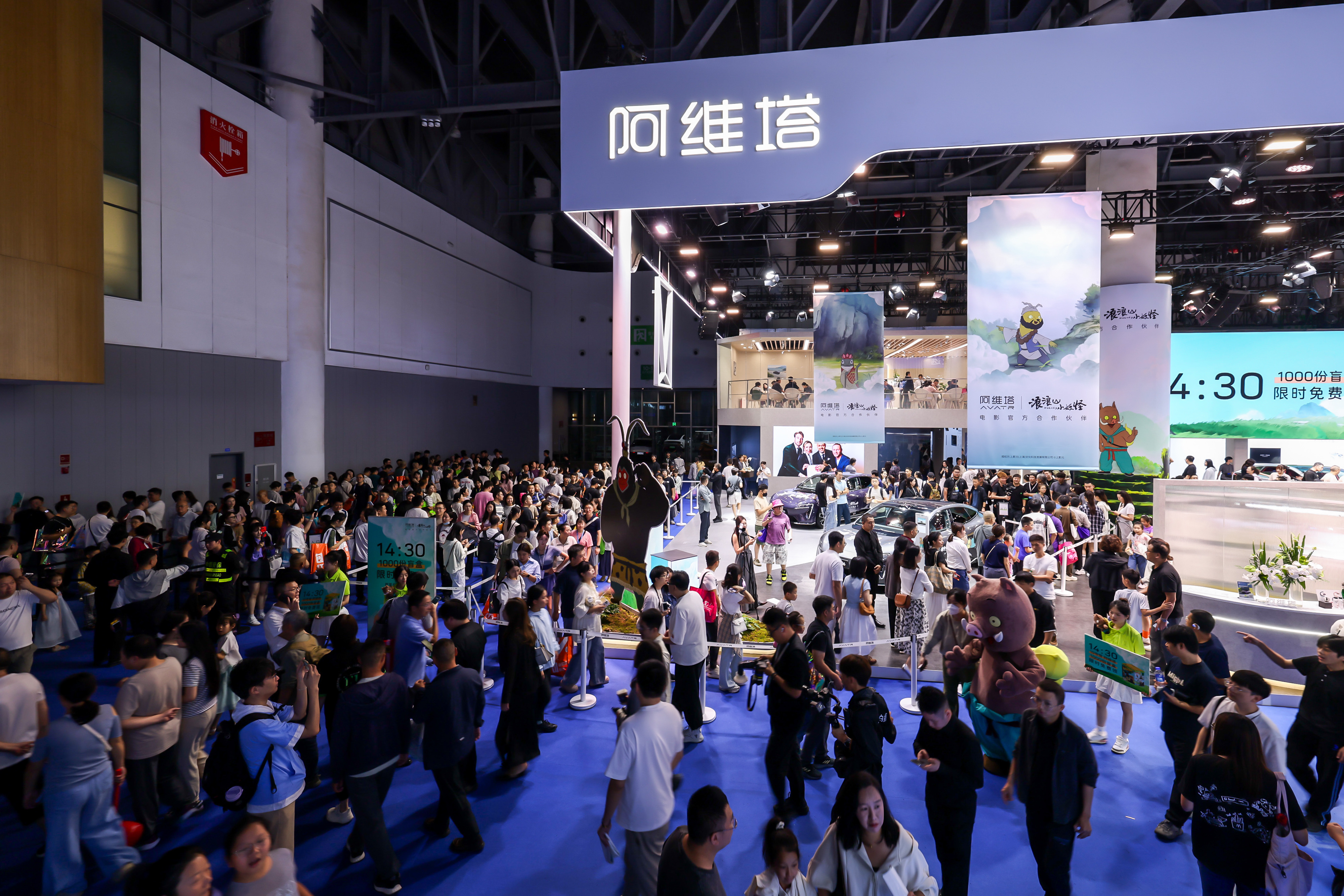 要说今天的阿维塔展台有多火爆？现场秒变“人从众”海洋，千人排队像长龙摆尾！密不透