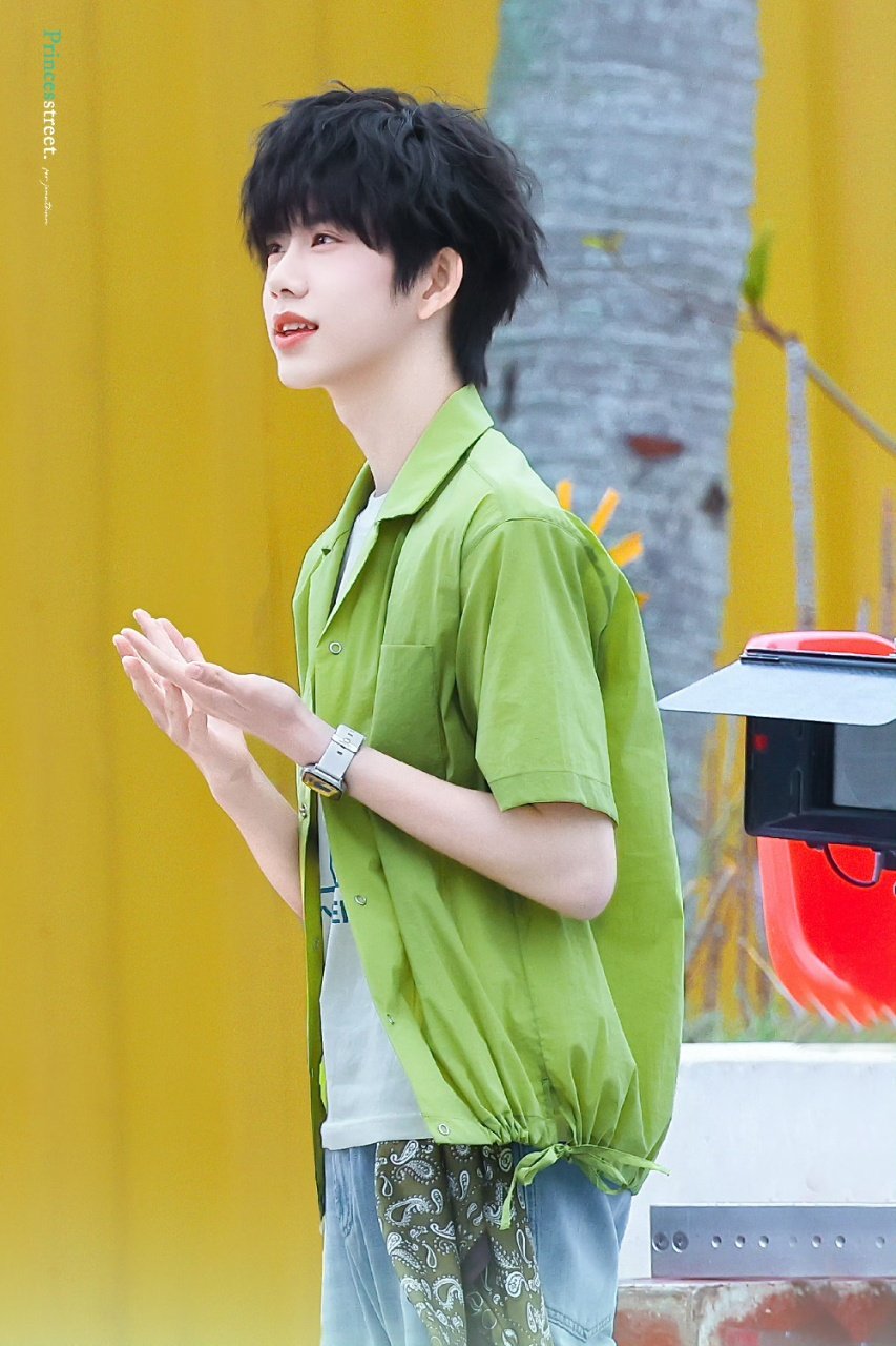 陈奕恒差点把自己绊倒陈奕恒懵懵的被绊倒，应该是裤腿太长踩到了，白白嫩嫩的样子真的