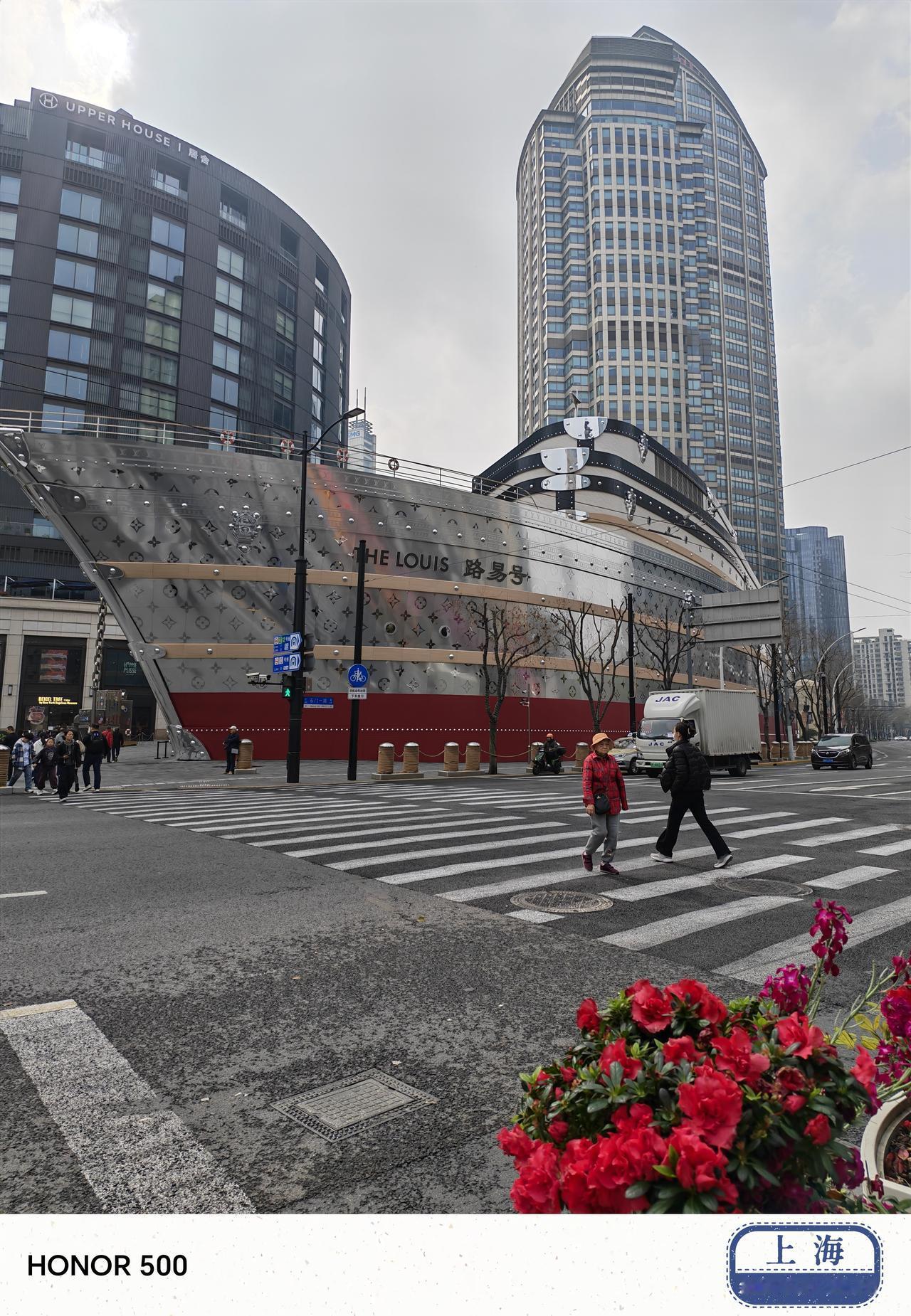 2016.4.4 星期六
昨天的雨，淅淅沥沥一整天，昨天的风，吹得树木哗哗响，可