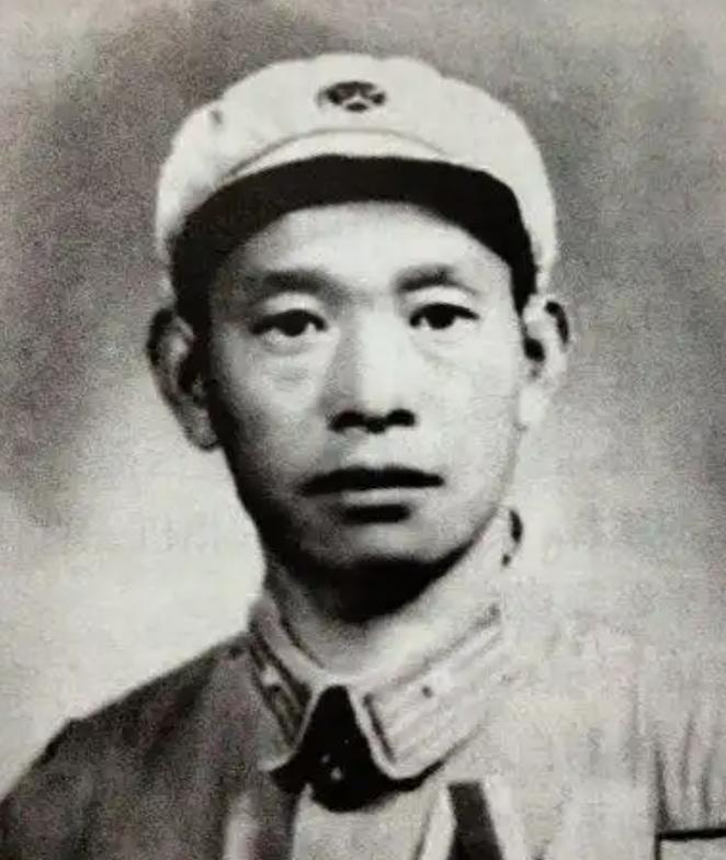1943年，杨成武突然接到一个坏消息，八路军电台台长因为想结婚没得到组织批准竟然