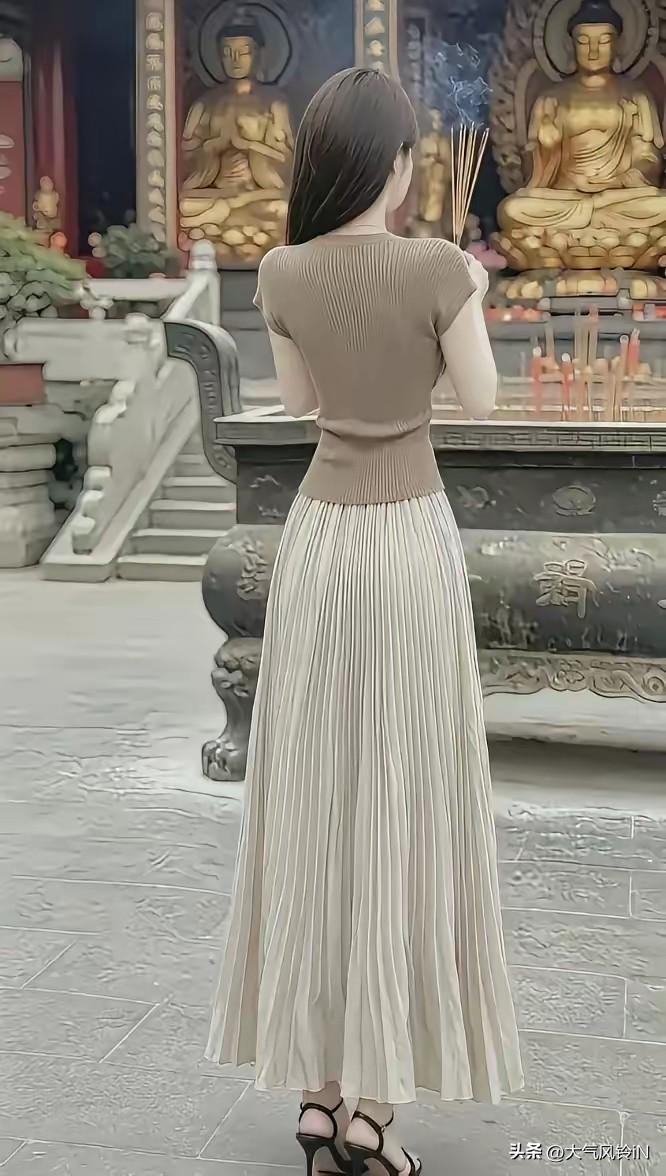 一位女士进庙上香，一般人都是上三支香，而她却与众不同，上香的支数代表她的寓意不同